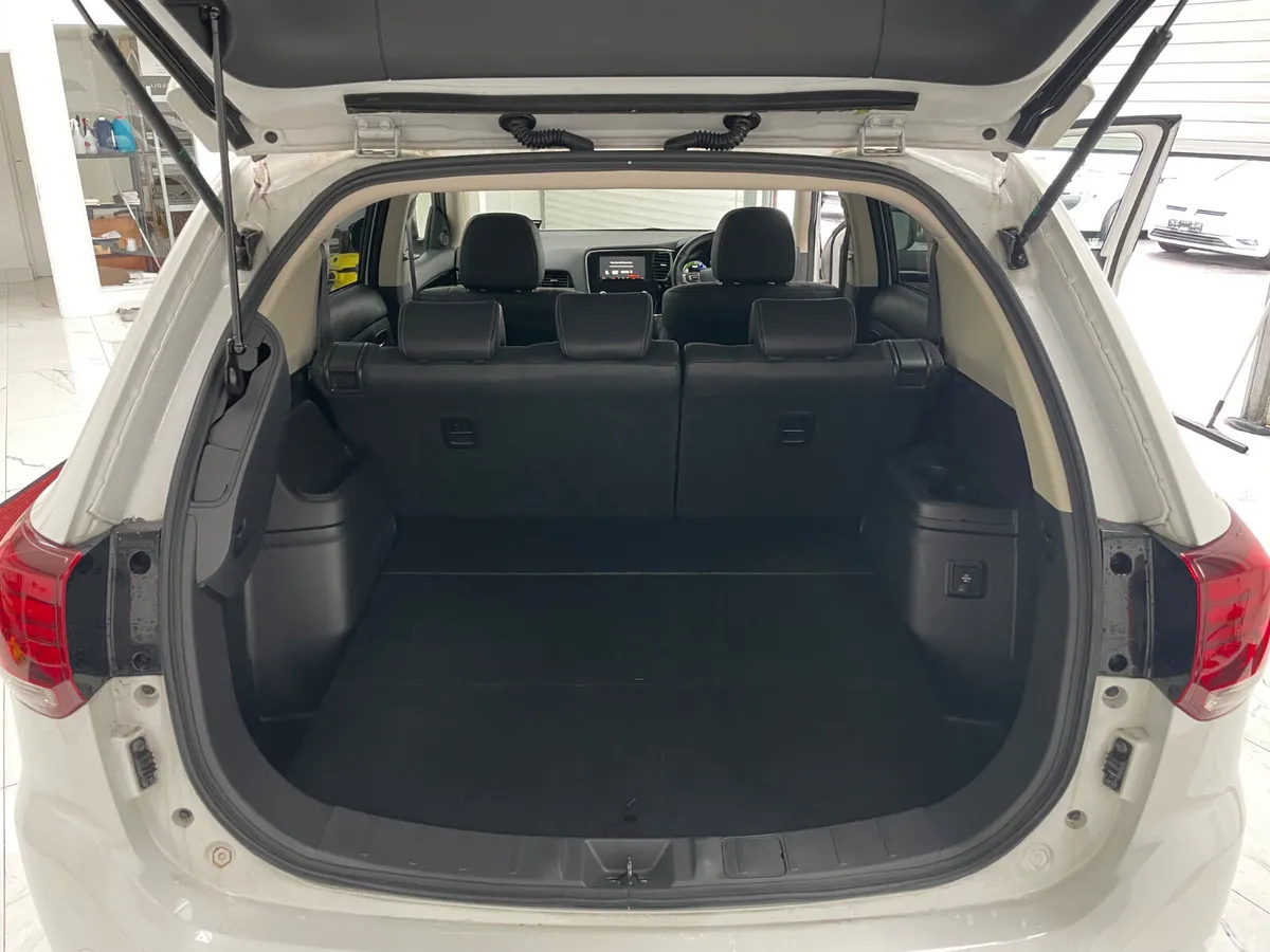 Mitsubishi Outlander Estate, Petrol Plug-in Hybrid, 2020, White