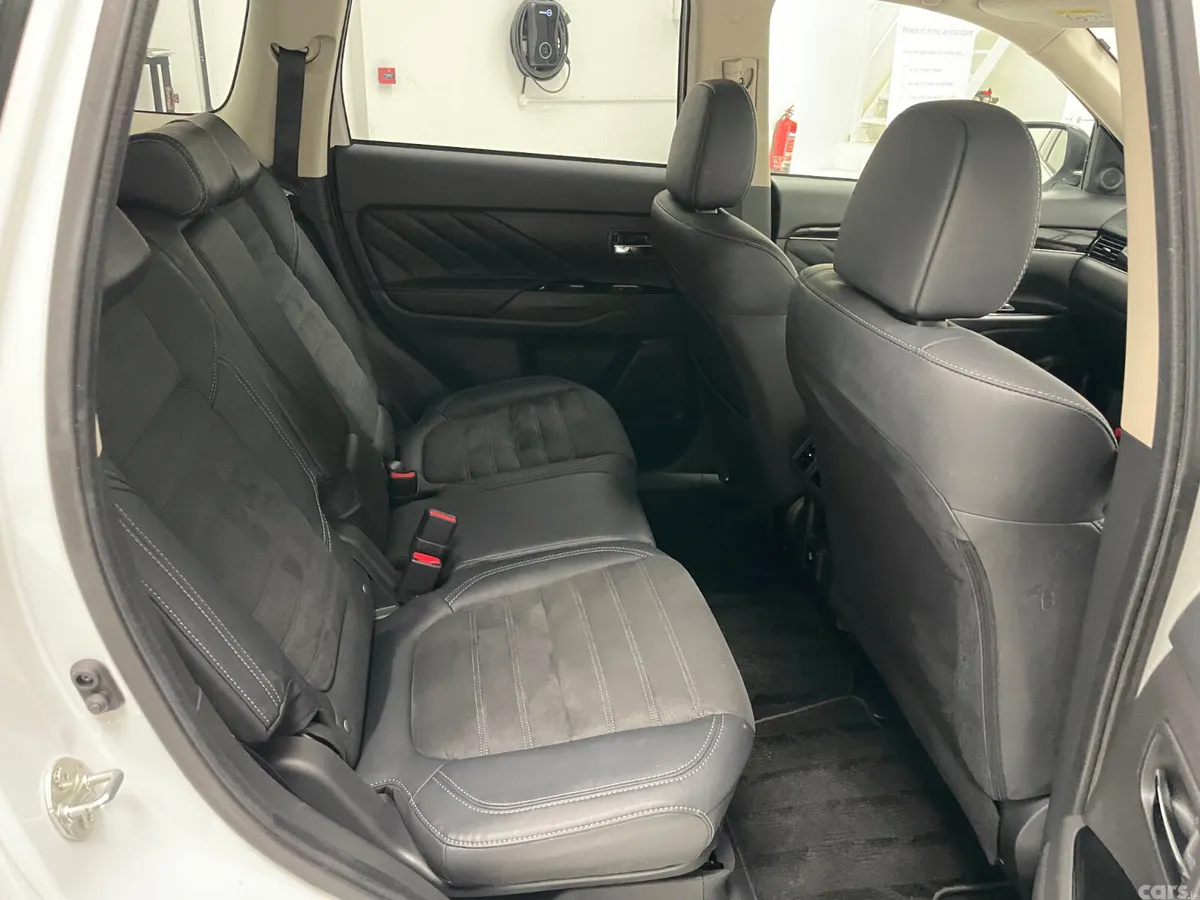 Mitsubishi Outlander Estate, Petrol Plug-in Hybrid, 2020, White