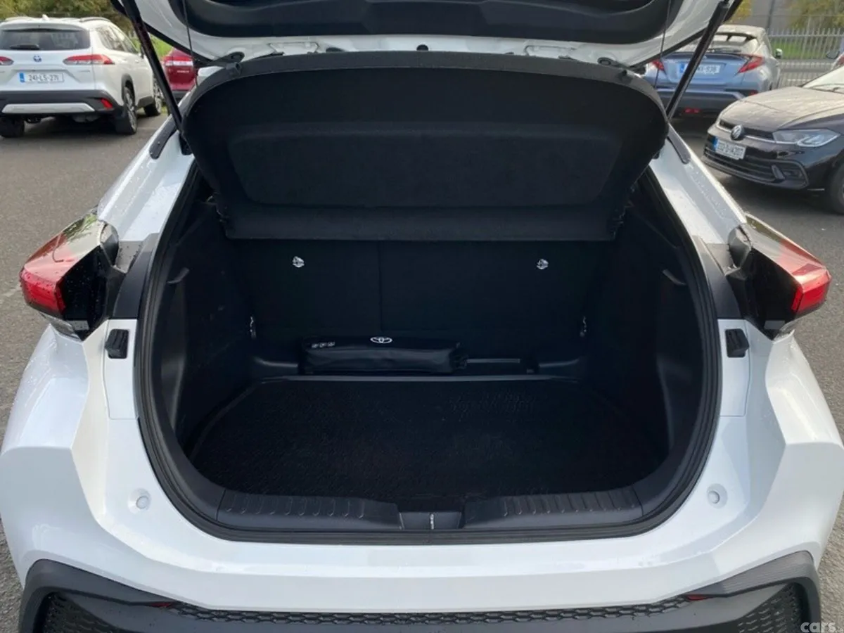 Toyota C-HR SUV, Petrol Hybrid, 2024, White
