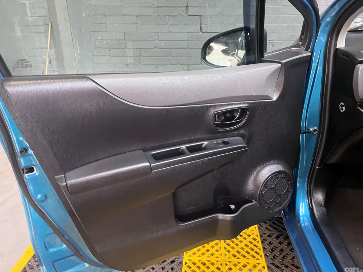 Toyota Yaris Hatchback, Petrol, 2014, Green