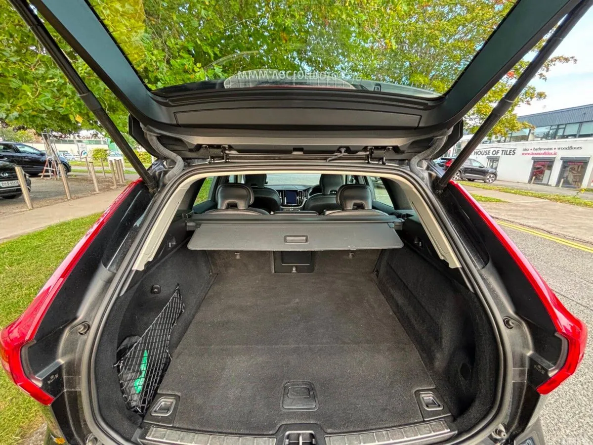 Volvo XC60 SUV, Petrol Plug-in Hybrid, 2023, Black