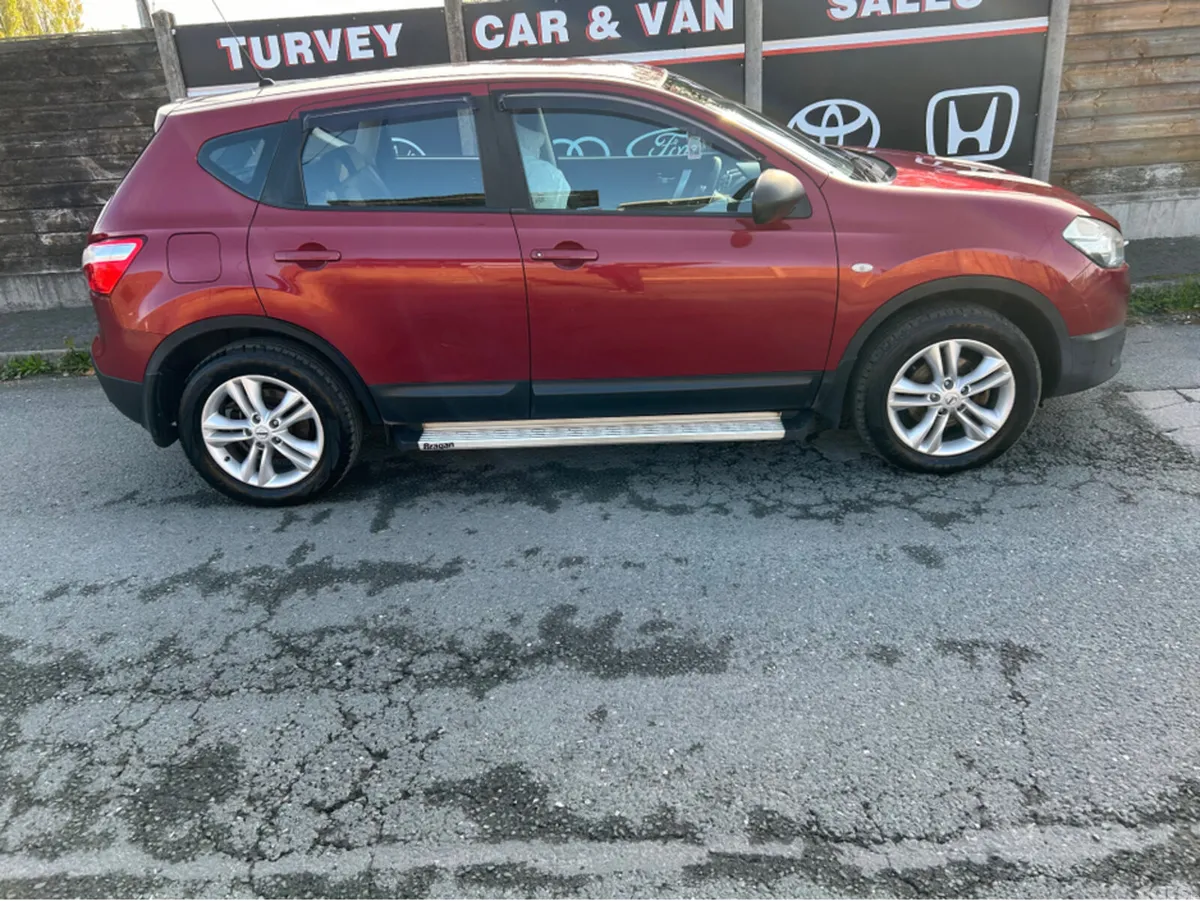Nissan Qashqai Hatchback, Diesel, 2010, Red