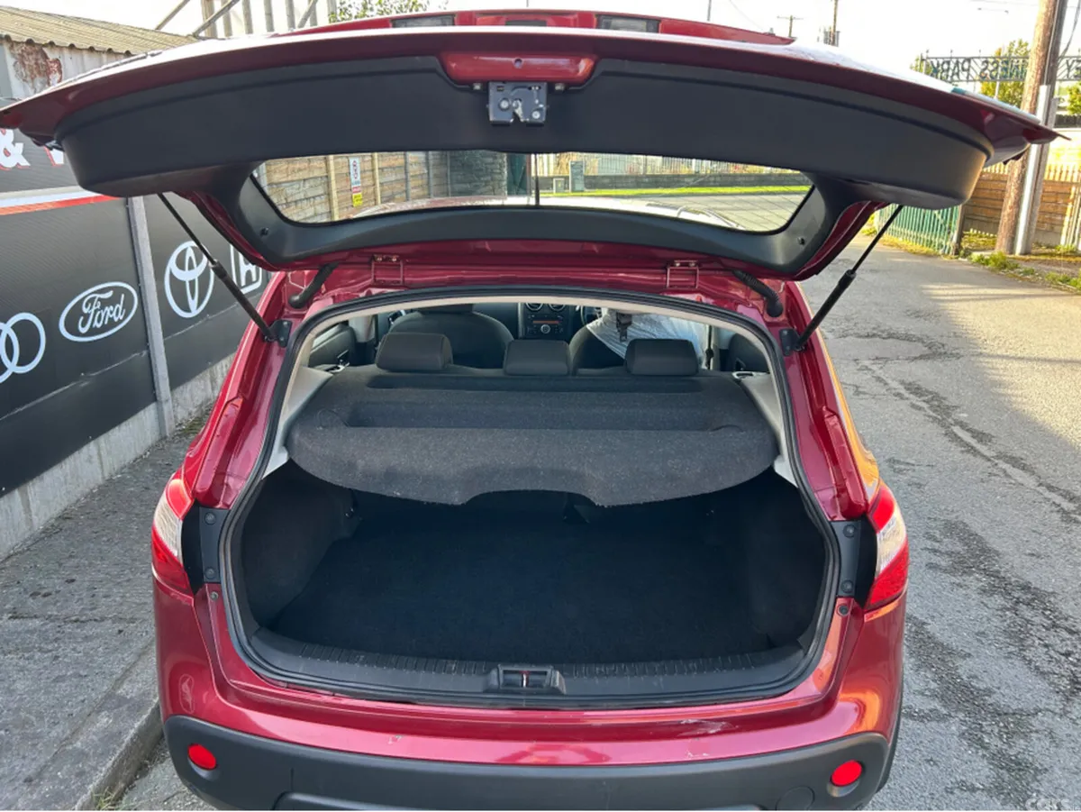 Nissan Qashqai Hatchback, Diesel, 2010, Red