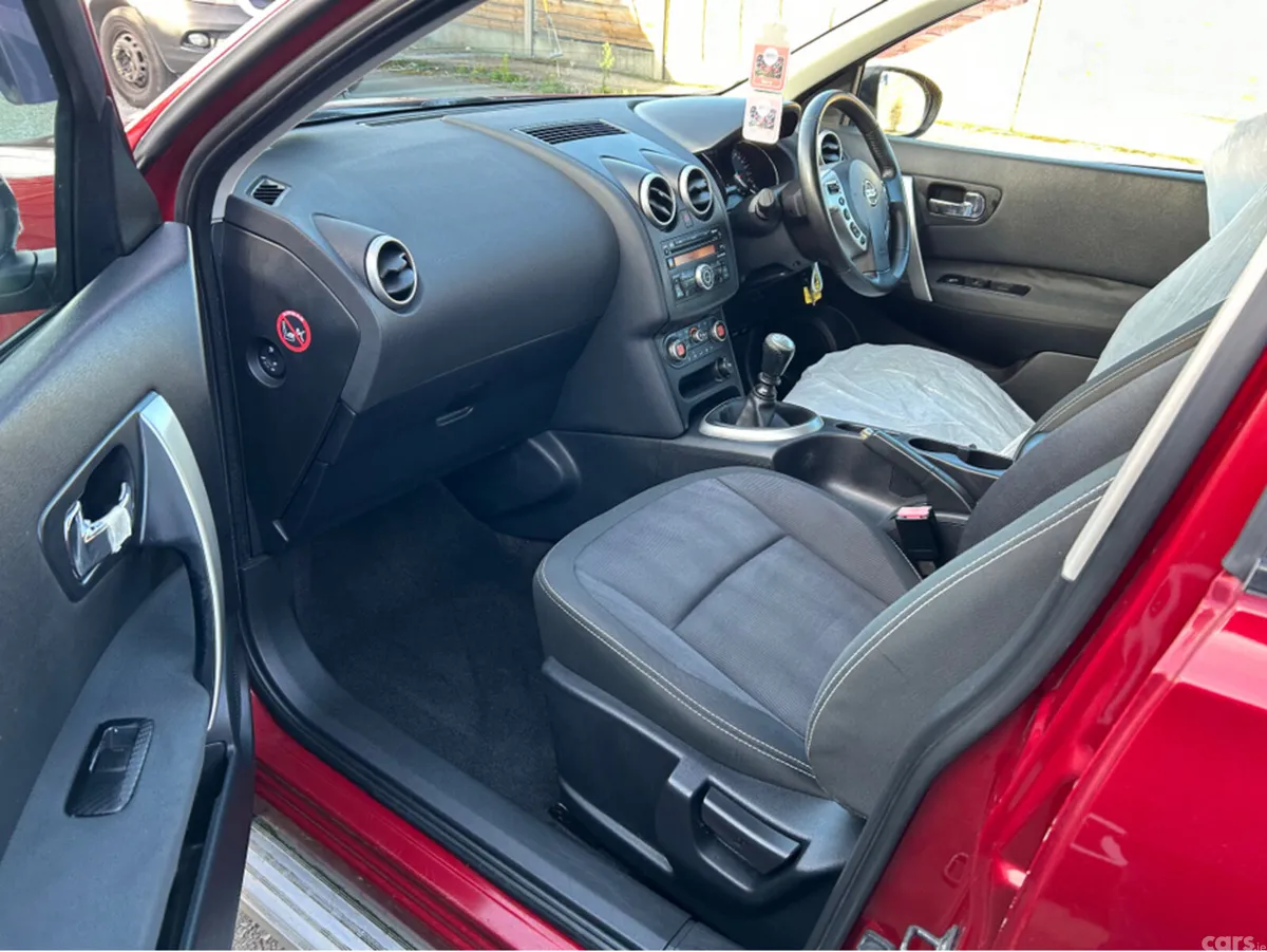 Nissan Qashqai Hatchback, Diesel, 2010, Red