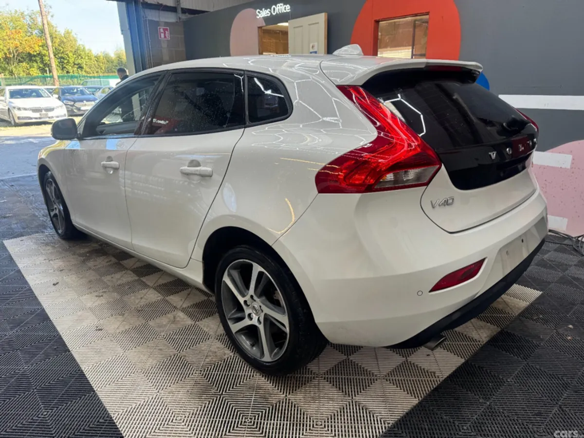 Volvo V40 Estate, Diesel, 2019, White
