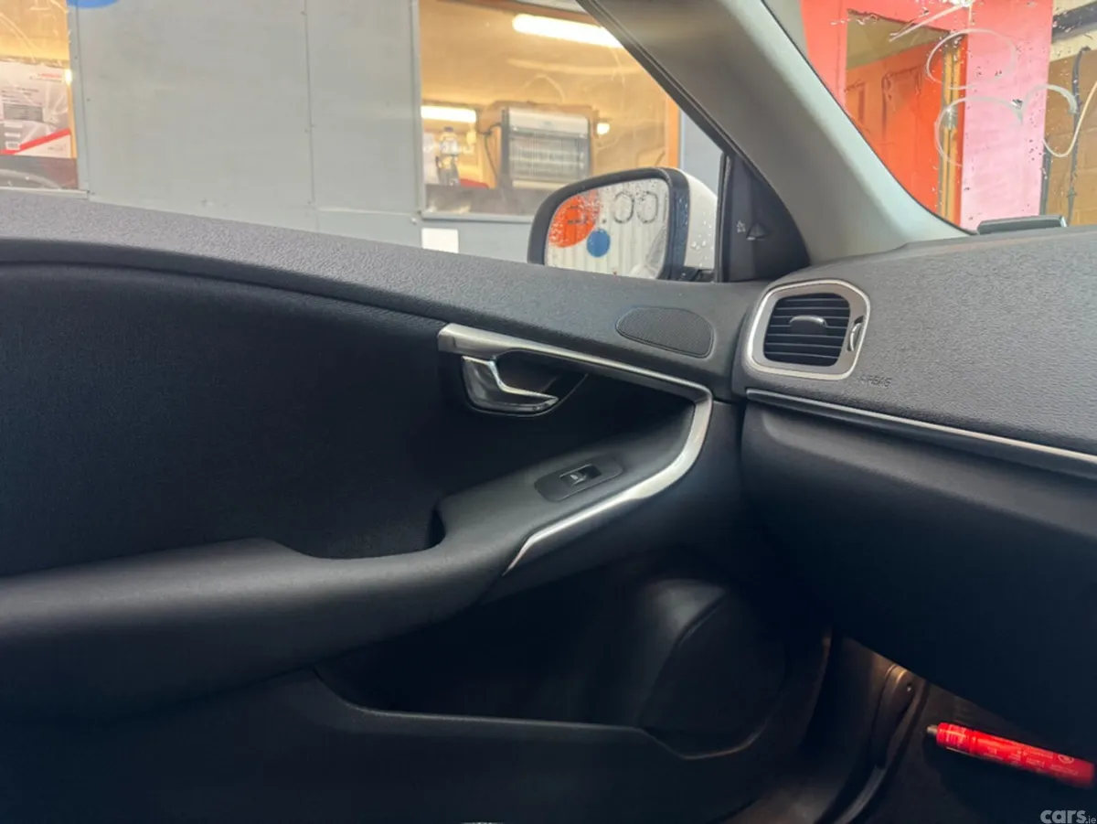 Volvo V40 Estate, Diesel, 2019, White