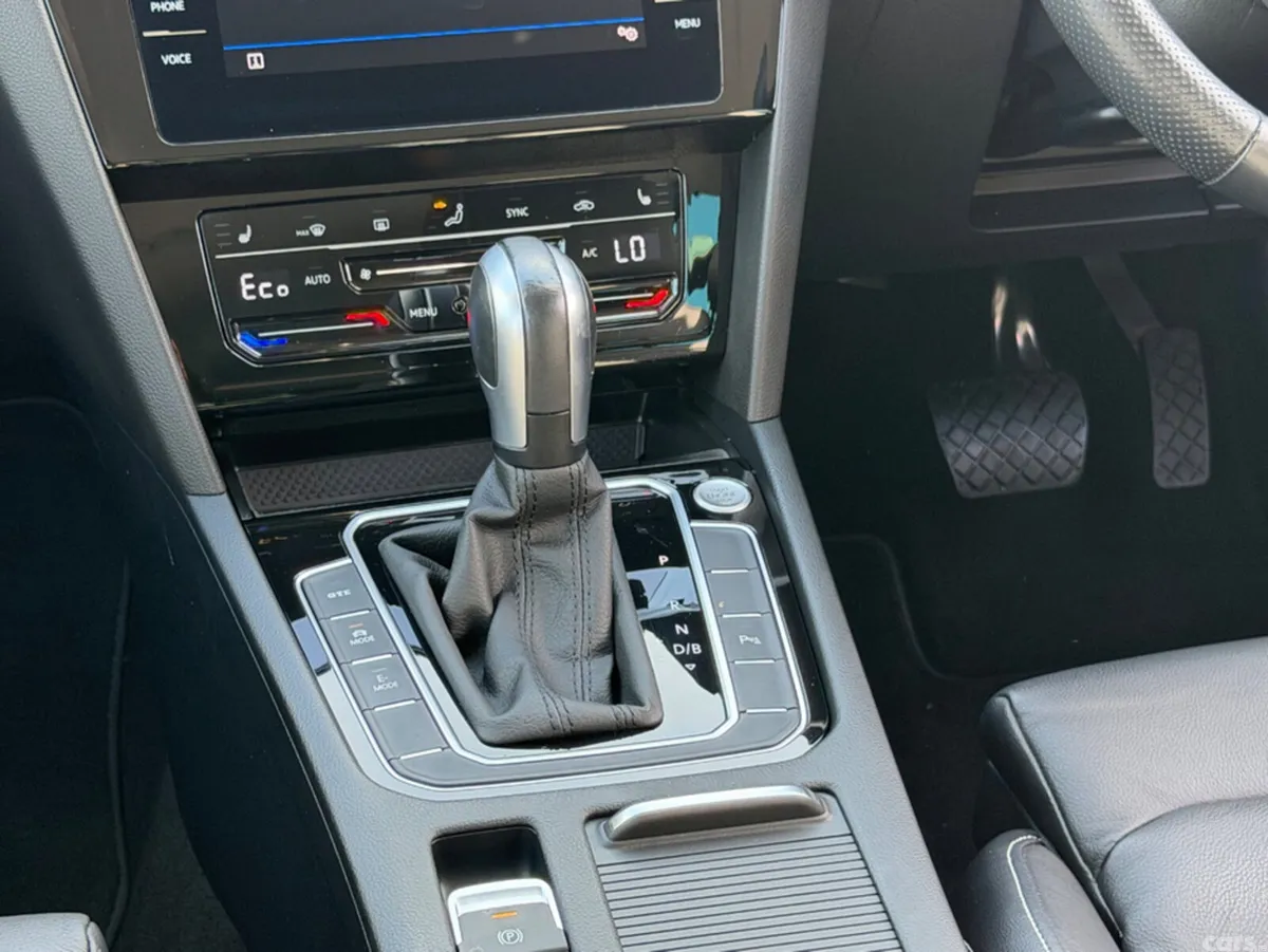 Volkswagen Passat Estate, Petrol Hybrid, 2022, Red