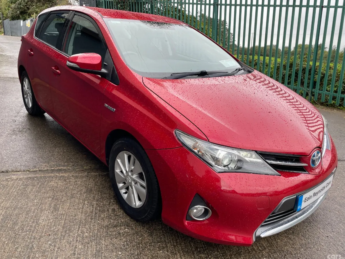 Toyota Auris Hatchback, Petrol Hybrid, 2013, Red