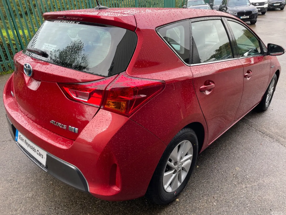 Toyota Auris Hatchback, Petrol Hybrid, 2013, Red
