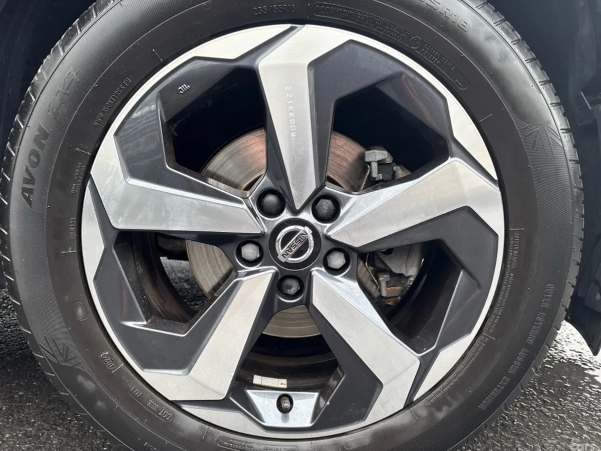 Nissan Qashqai MPV, Petrol, 2022, Red