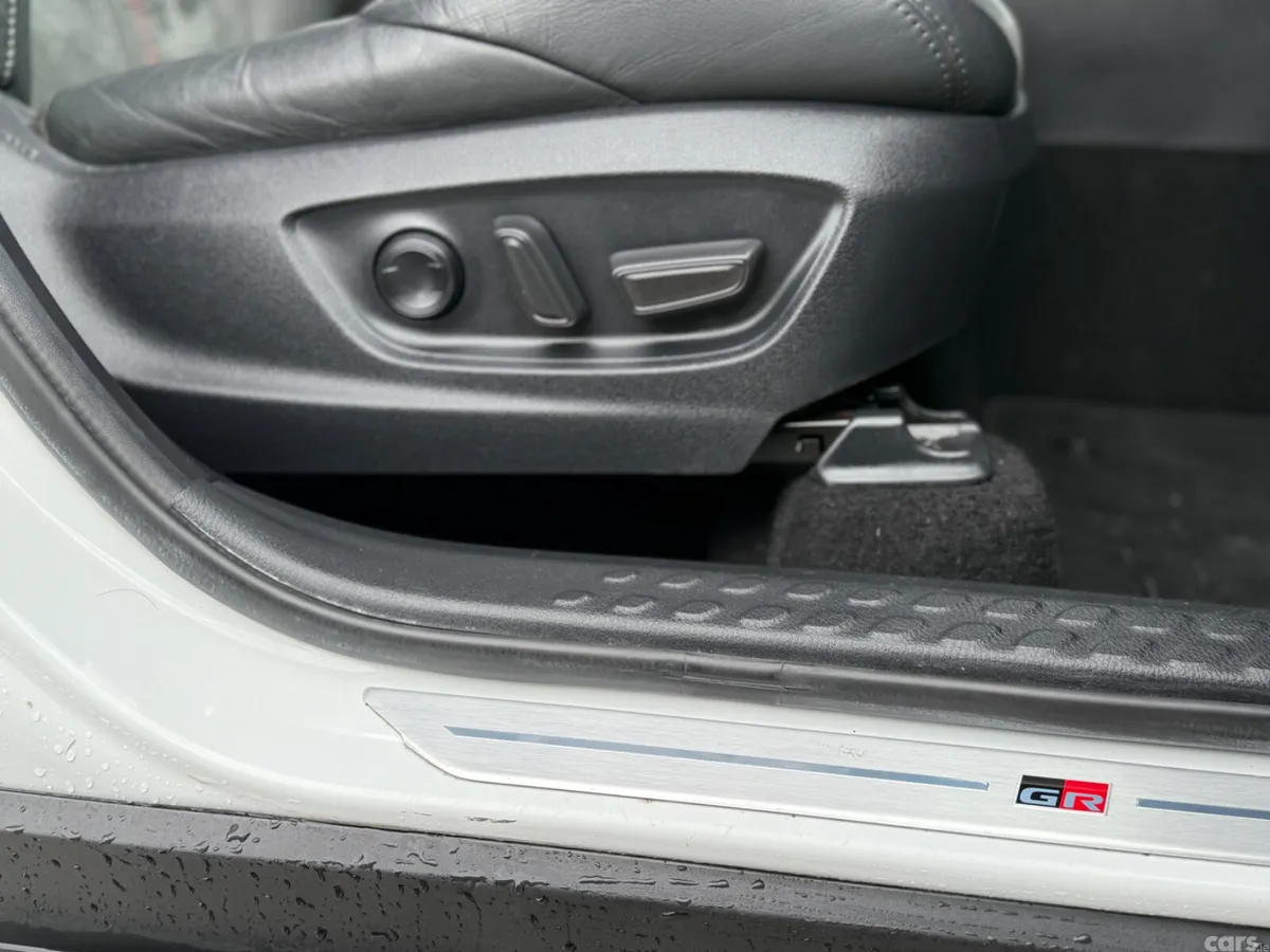 Toyota C-HR SUV, Petrol Hybrid, 2023, White