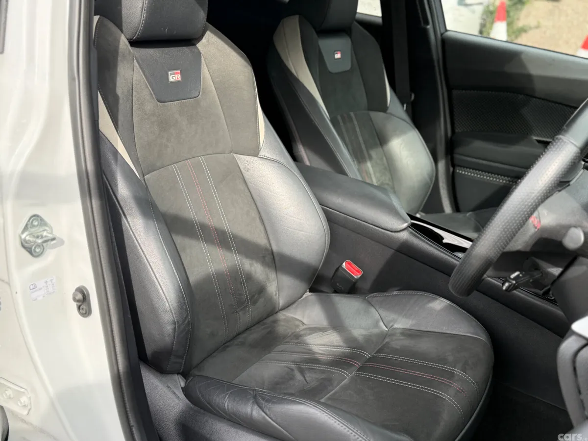 Toyota C-HR SUV, Petrol Hybrid, 2023, White
