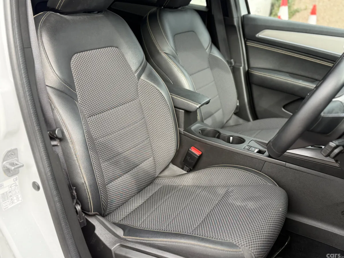 Renault Arkana Hatchback, Petrol Hybrid, 2025, White