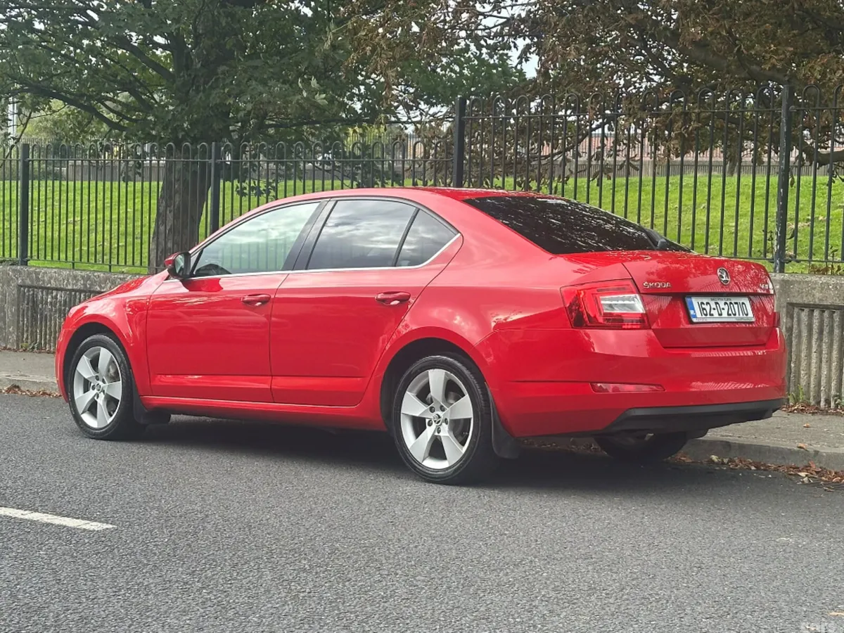 Skoda Octavia Saloon, Petrol, 2016, Red