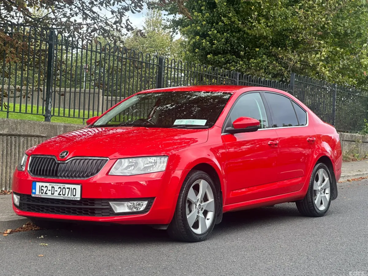 Skoda Octavia Saloon, Petrol, 2016, Red