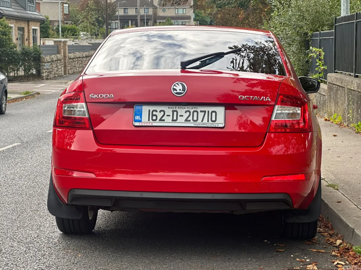 Skoda Octavia Saloon, Petrol, 2016, Red