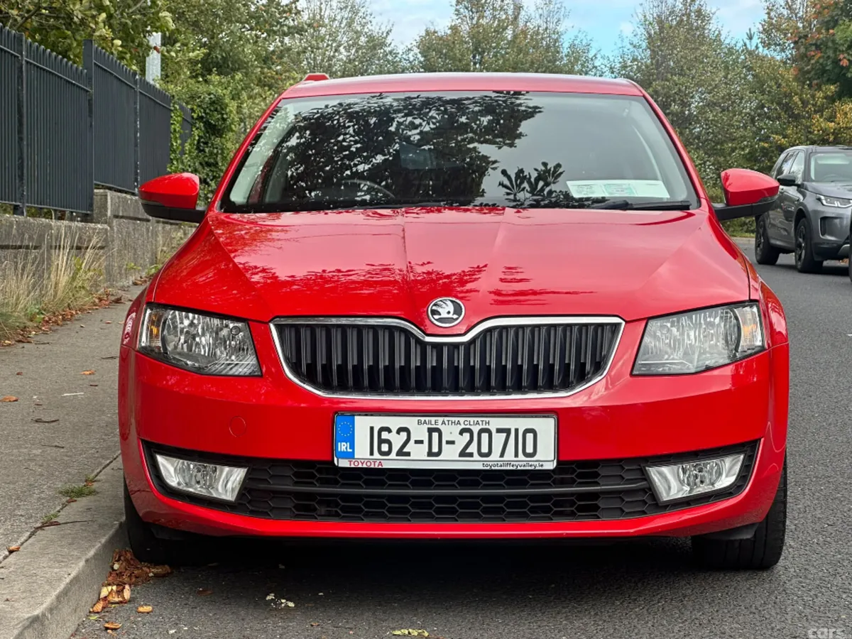 Skoda Octavia Saloon, Petrol, 2016, Red