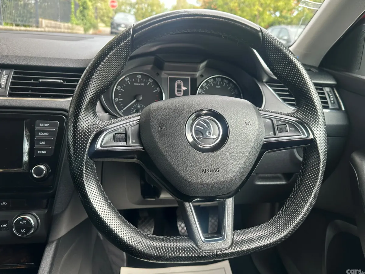 Skoda Octavia Saloon, Petrol, 2016, Red