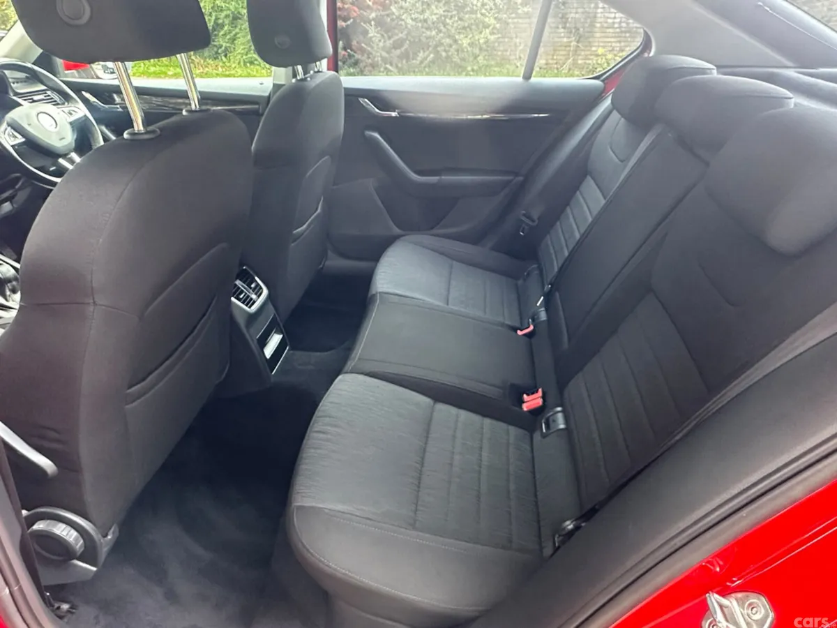 Skoda Octavia Saloon, Petrol, 2016, Red