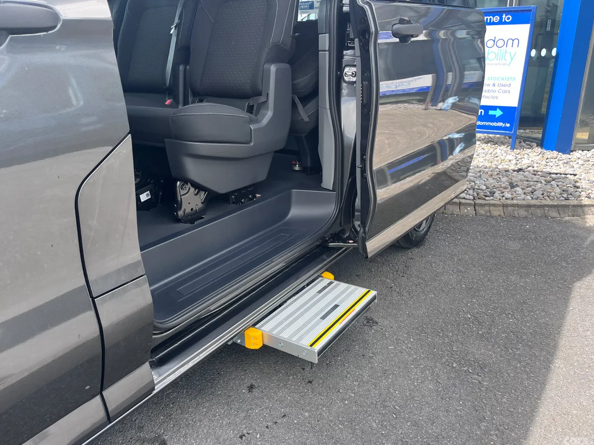 Ford Tourneo Custom MPV, Petrol Plug-in Hybrid, 2026, Grey