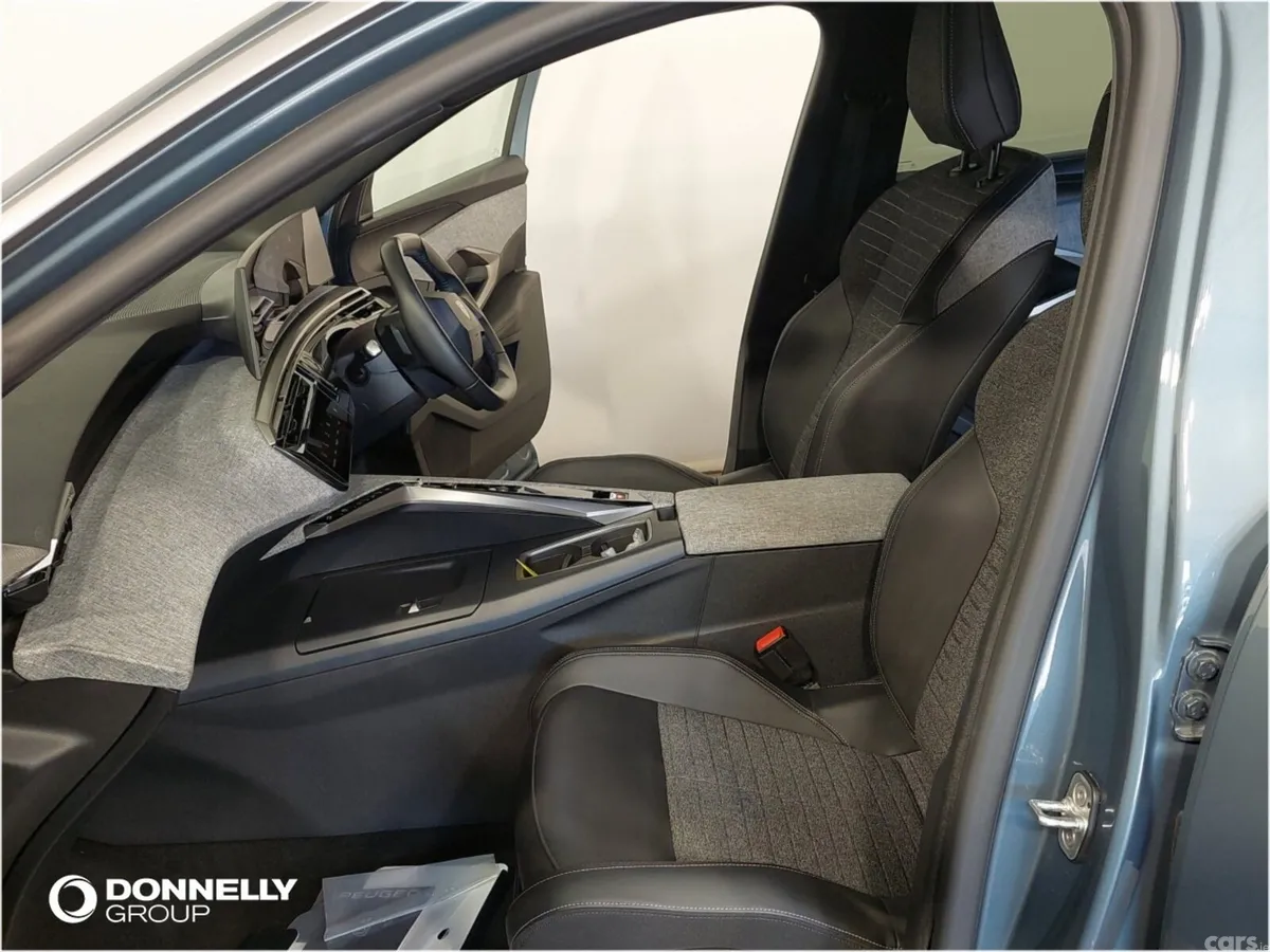 Peugeot 5008 , Petrol, 2025, Blue