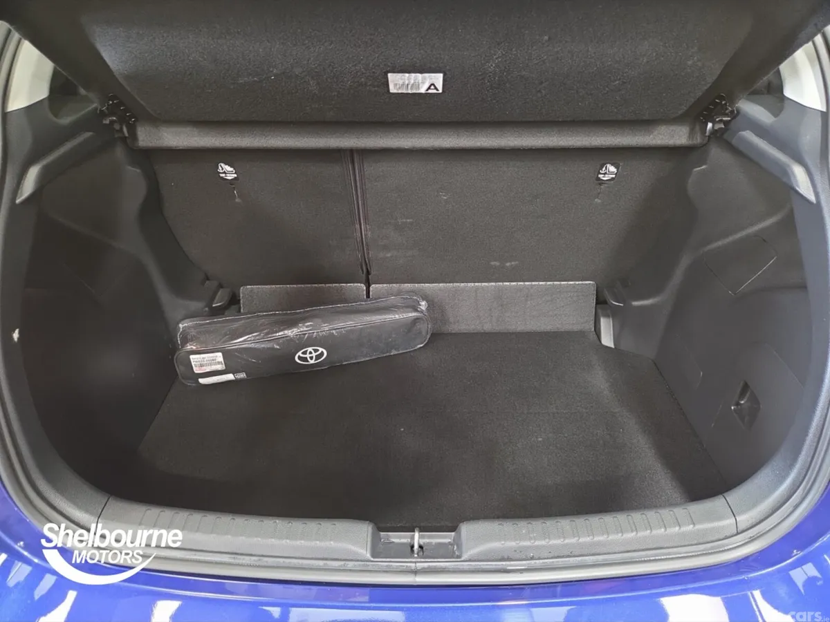 Toyota Yaris Hatchback, Petrol Hybrid, 2024, Blue