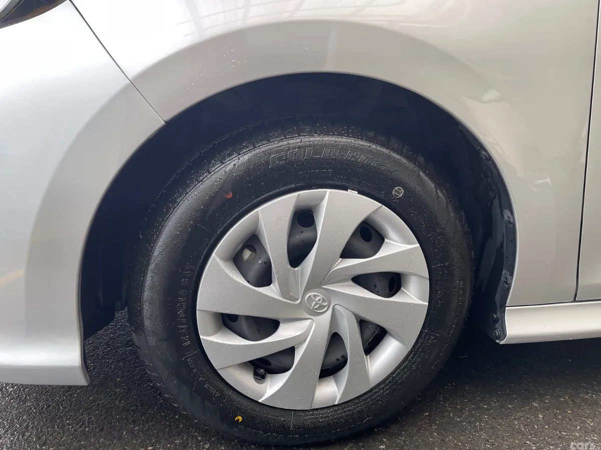 Toyota Yaris Hatchback, Petrol Hybrid, 2021, Silver