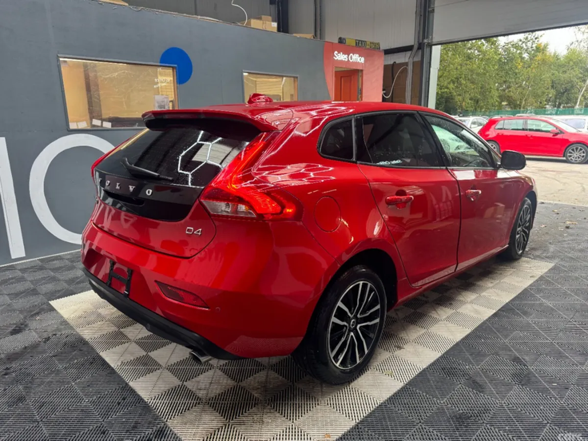 Volvo V40 Estate, Diesel, 2018, Red