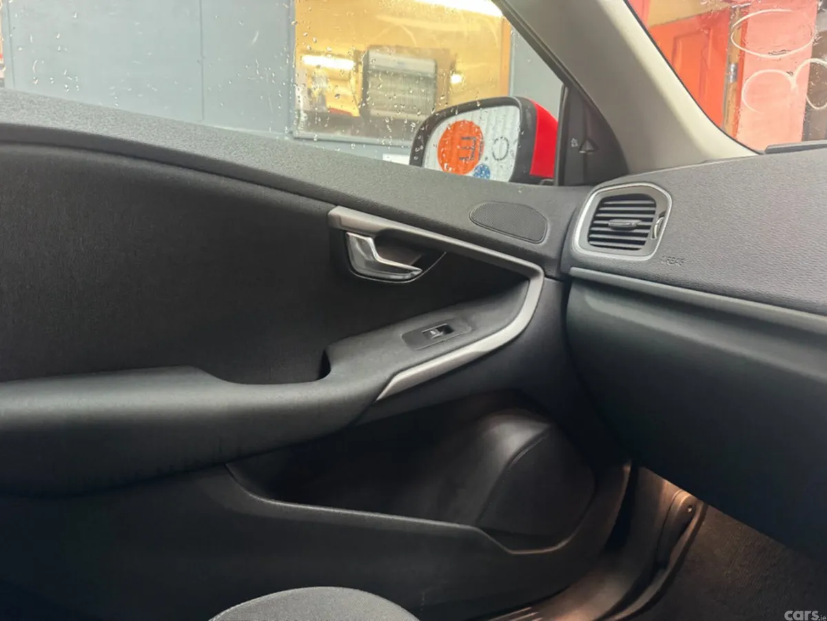 Volvo V40 Estate, Diesel, 2018, Red
