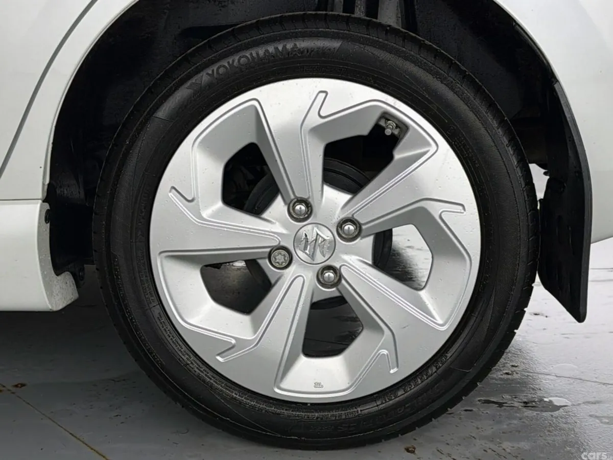 Suzuki Swift Hatchback, Petrol Hybrid, 2024, White