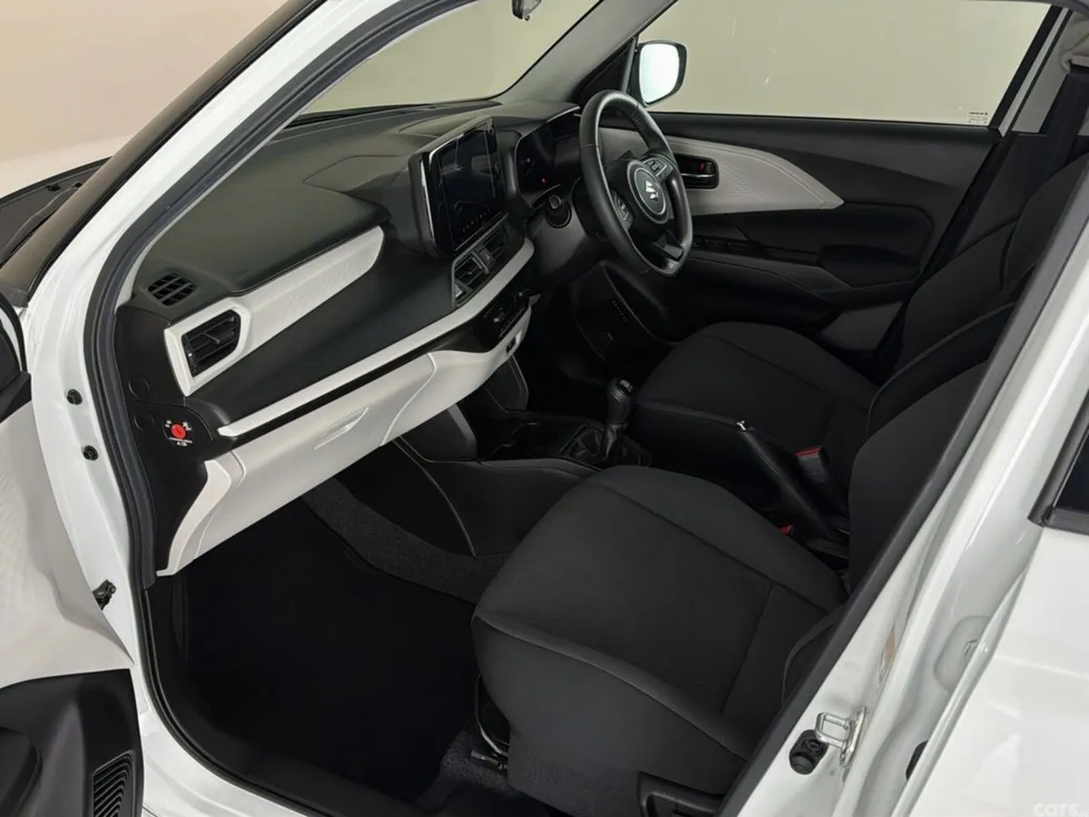 Suzuki Swift Hatchback, Petrol Hybrid, 2024, White