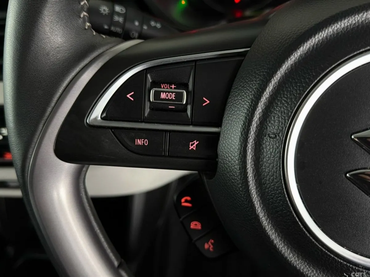 Suzuki Swift Hatchback, Petrol Hybrid, 2024, White