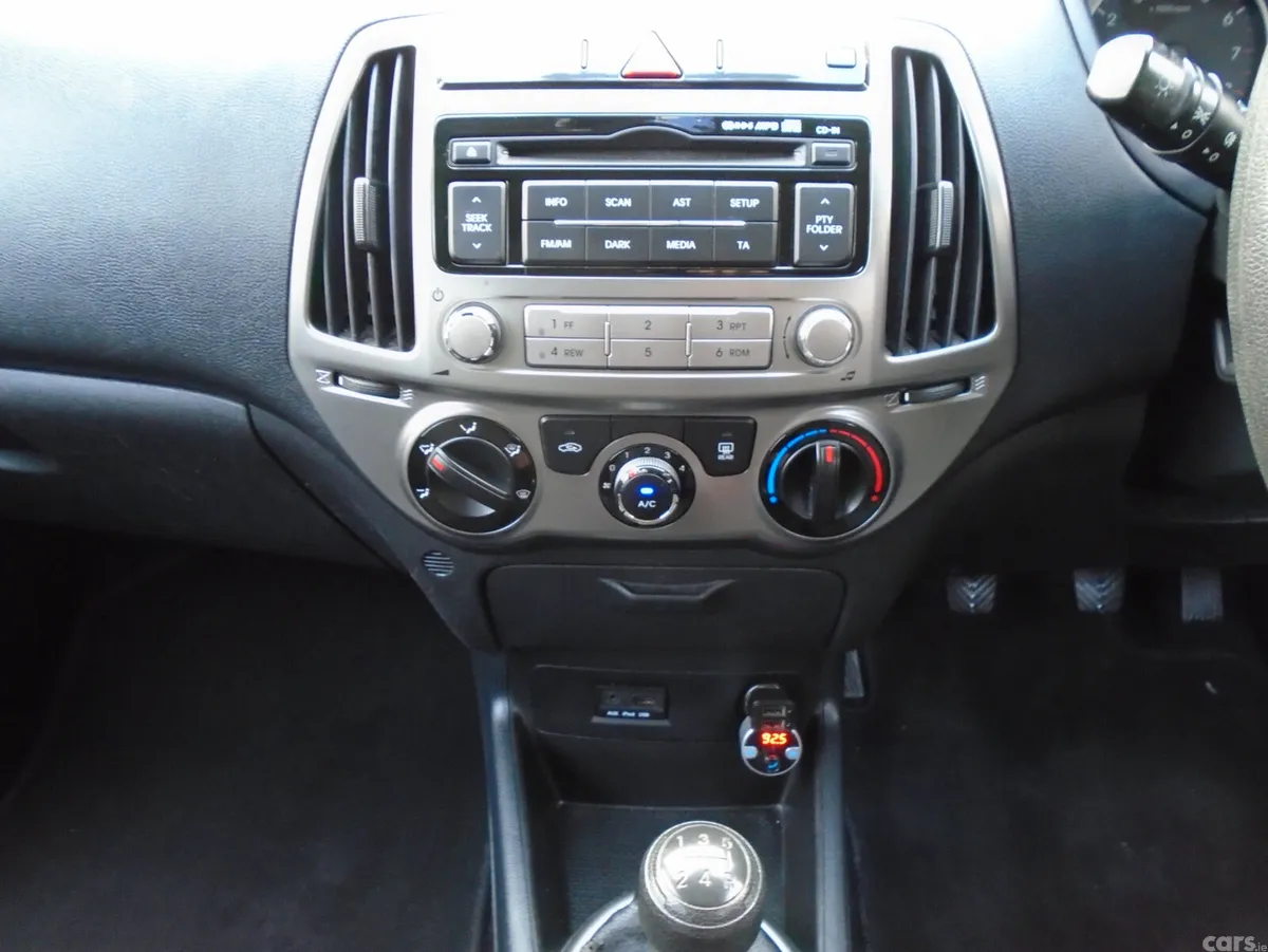 Hyundai i20 Hatchback, Petrol, 2013, Silver