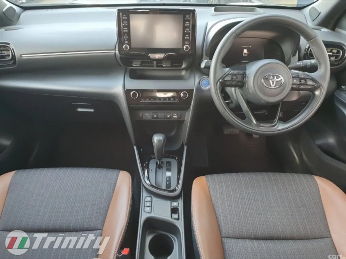 Toyota Yaris Cross Hatchback, Petrol Hybrid, 2023, White