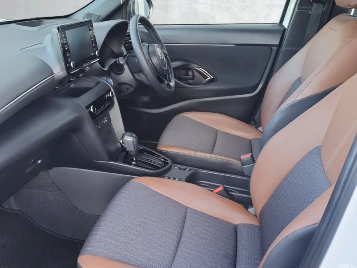 Toyota Yaris Cross Hatchback, Petrol Hybrid, 2023, White