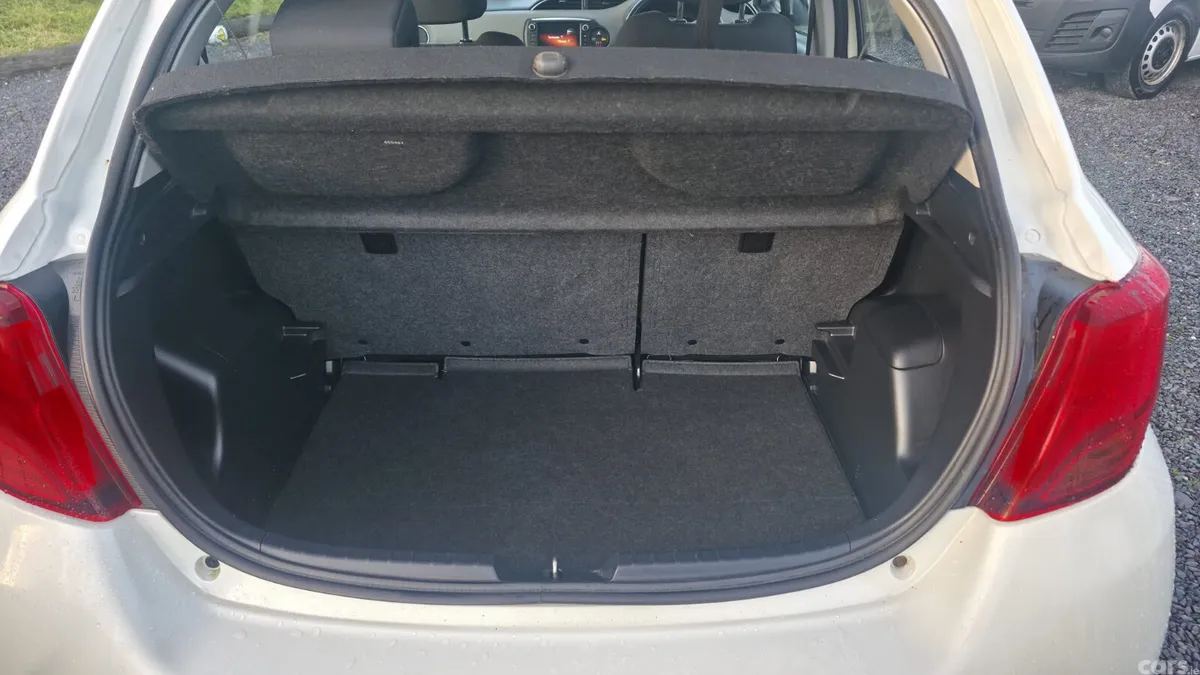 Toyota Yaris Hatchback, Petrol, 2016, White