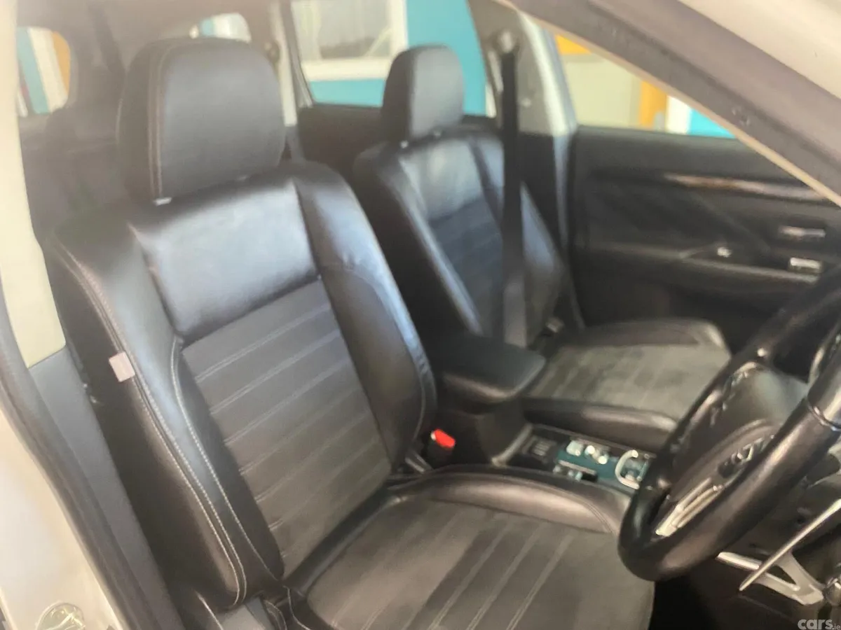 Mitsubishi Outlander SUV, Petrol Plug-in Hybrid, 2017, White