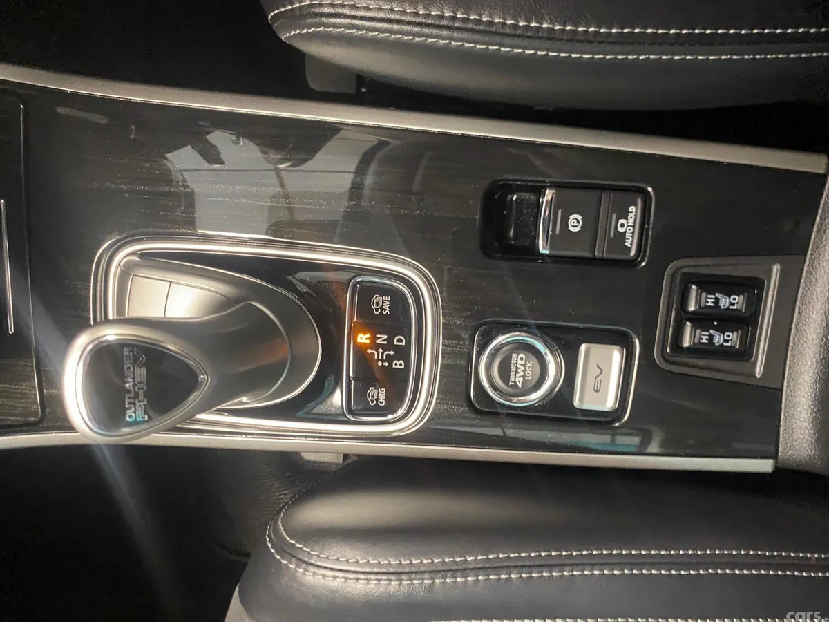 Mitsubishi Outlander SUV, Petrol Plug-in Hybrid, 2017, White