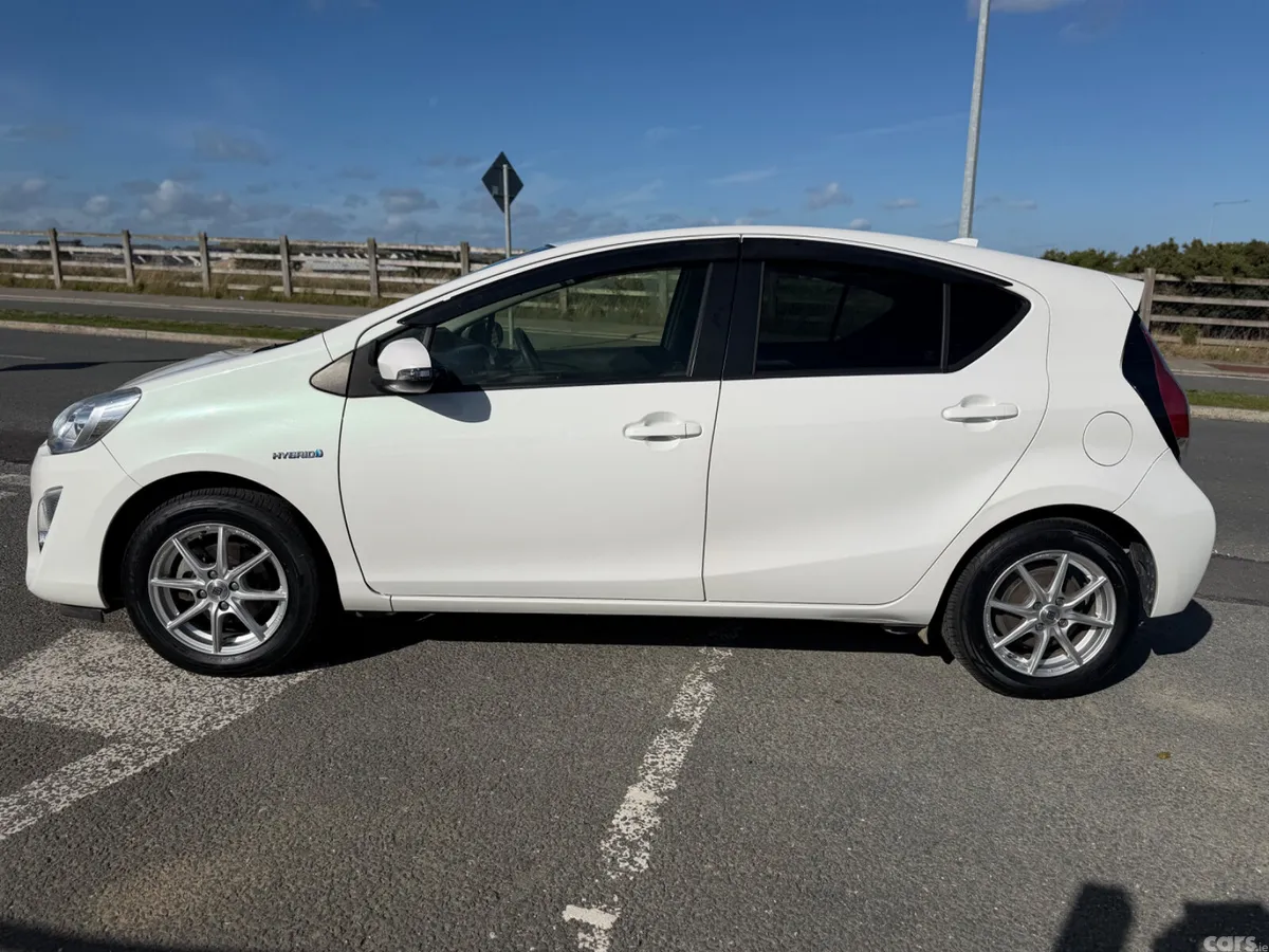 Toyota Aqua Hatchback, Petrol Hybrid, 2015, White
