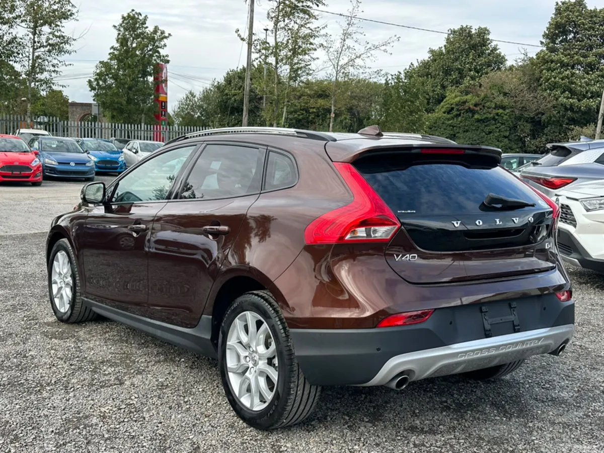 Volvo V40 Hatchback, Diesel, 2018, Brown