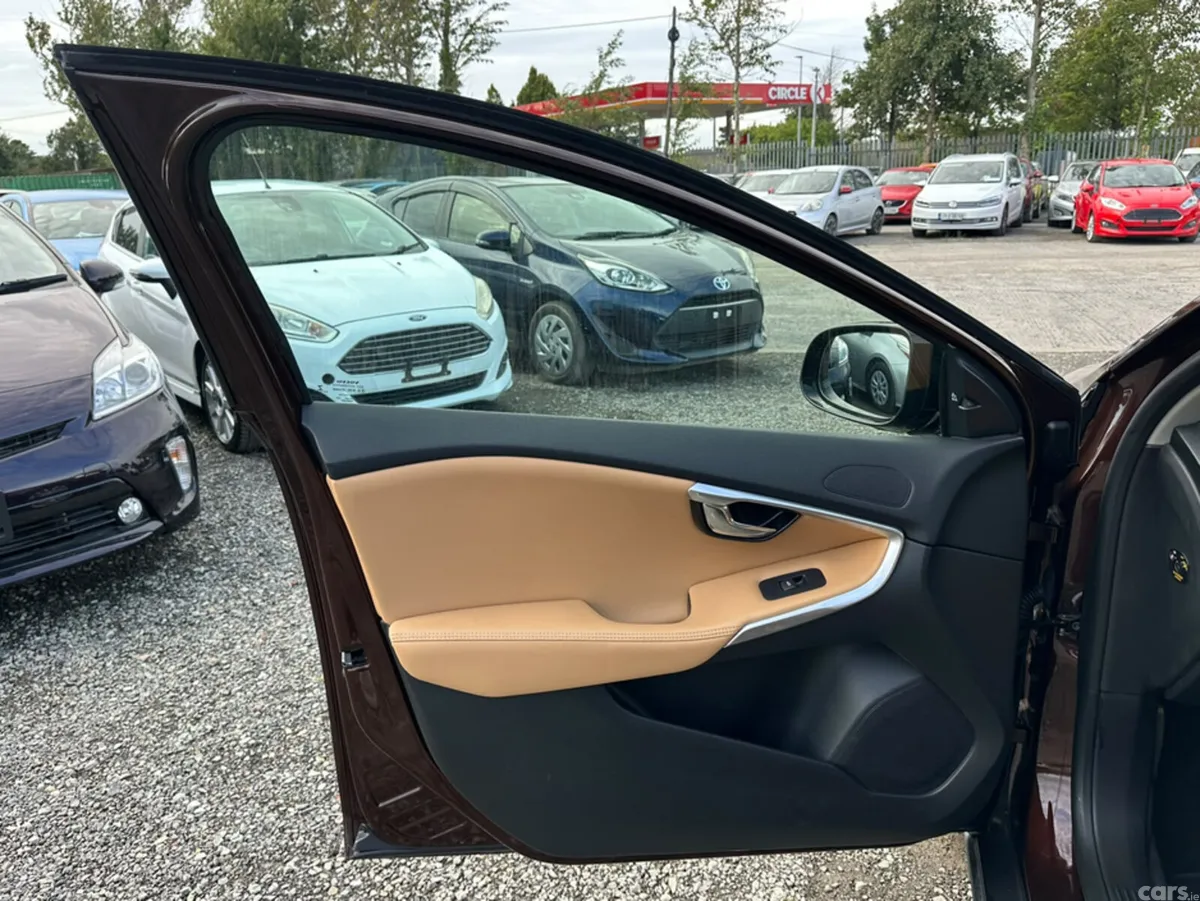 Volvo V40 Hatchback, Diesel, 2018, Brown