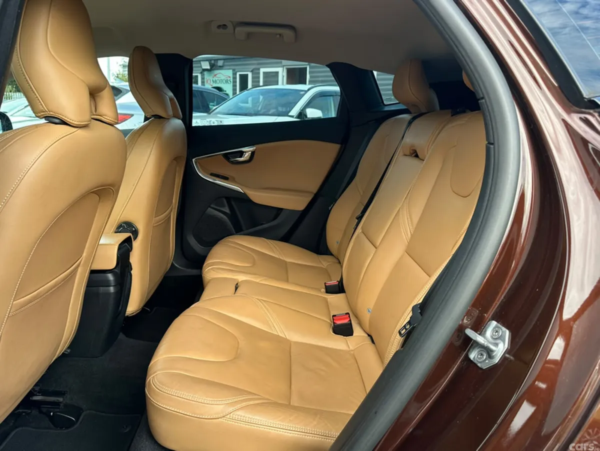 Volvo V40 Hatchback, Diesel, 2018, Brown