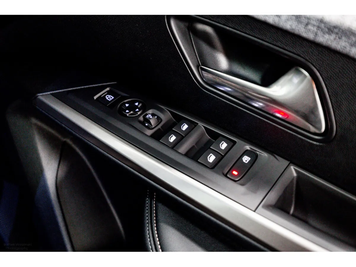 Peugeot 5008 SUV, Petrol, 2026, White