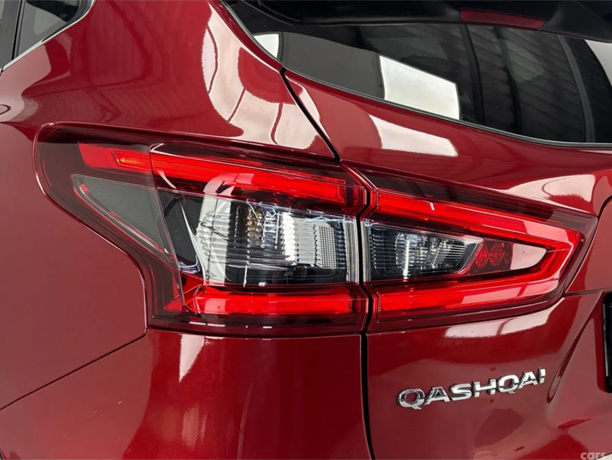 Nissan Qashqai MPV, Petrol, 2018, Red