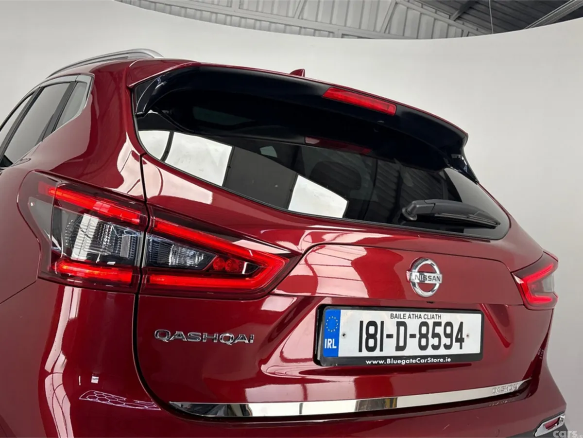 Nissan Qashqai MPV, Petrol, 2018, Red