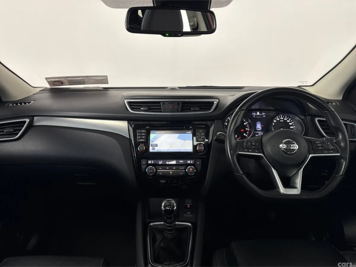 Nissan Qashqai MPV, Petrol, 2018, Red