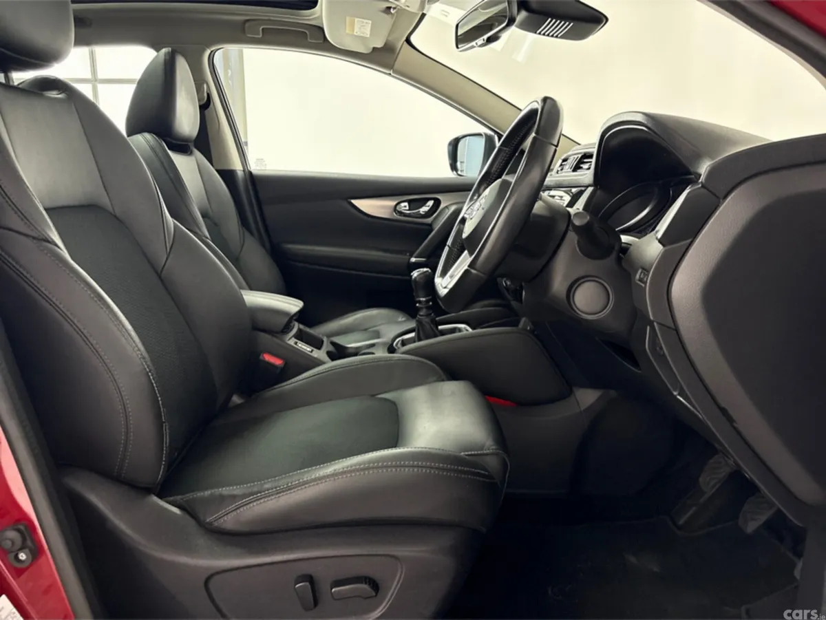 Nissan Qashqai MPV, Petrol, 2018, Red