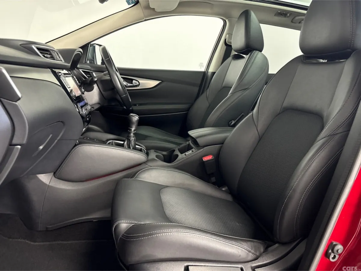 Nissan Qashqai MPV, Petrol, 2018, Red