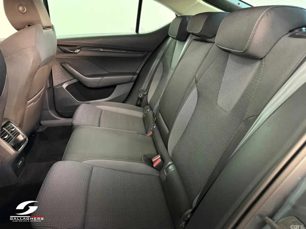 Skoda Octavia Hatchback, Diesel, 2024, Grey