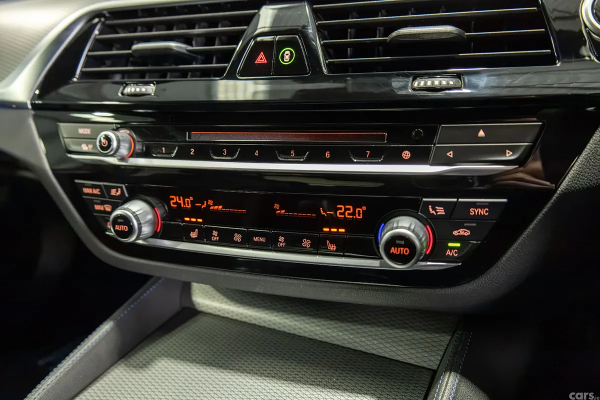 BMW 5-Series Saloon, Petrol Plug-in Hybrid, 2019, Blue